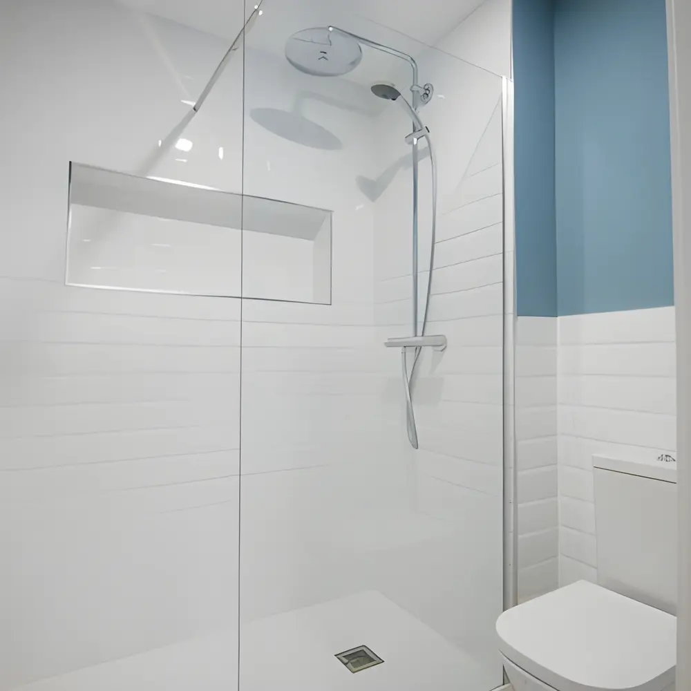 Alicatado de azulejos en un baño de Alcorcón