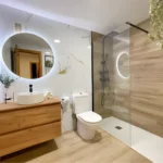 Baño reformado en Alcorcón con mampara y grifería nueva