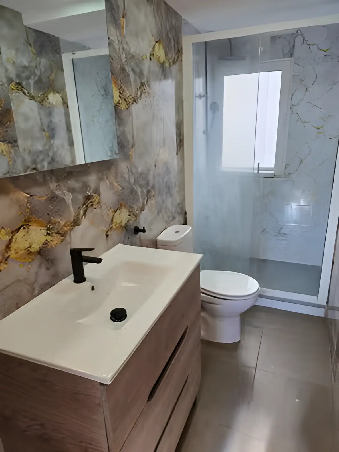 Reformas de Baños Alcorcón con plato de ducha moderno